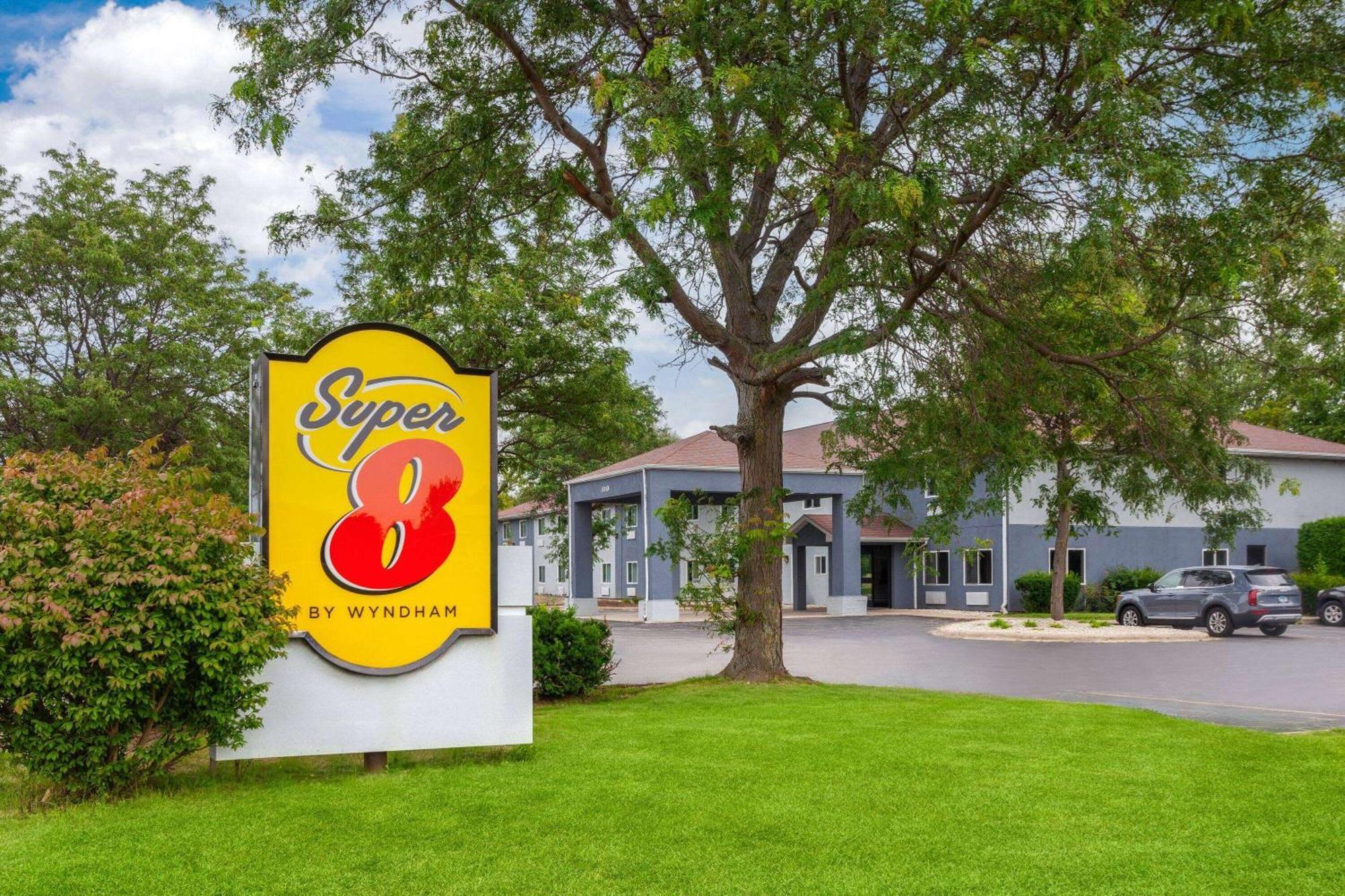 Super 8 By Wyndham Mchenry Fox Lake Area Eksteriør bilde